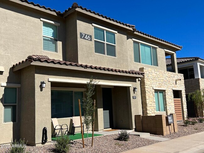 Building Photo - 746 E Doral Ave
