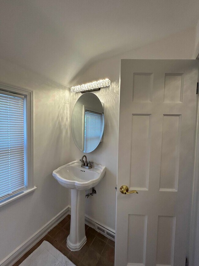 Building Photo - Spacious Colonial For Rent in Lyndhurst