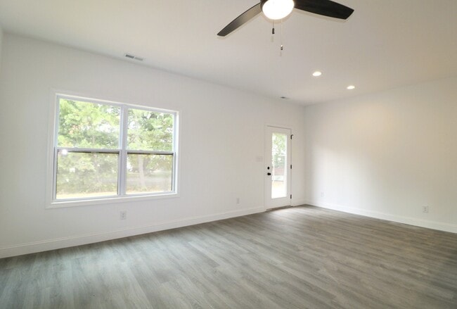 Building Photo - 112 Independence Ln