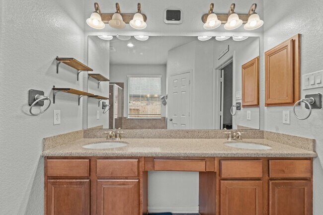 Building Photo - 14402 Hazeldale Dr