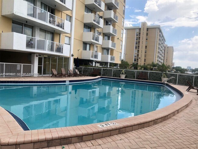 Building Photo - 2000 NE 135th St