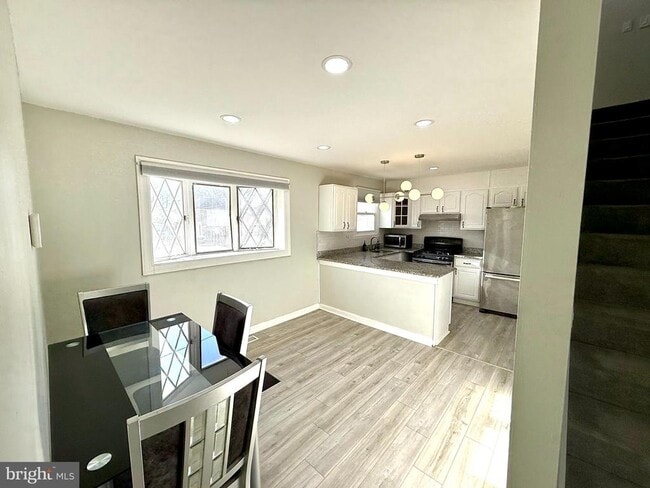 Building Photo - 819 Carrington Ave