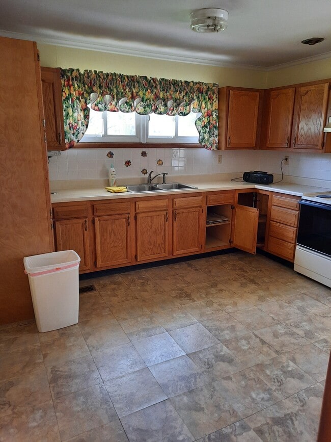 Building Photo - 5213 Evelyn Dr NW