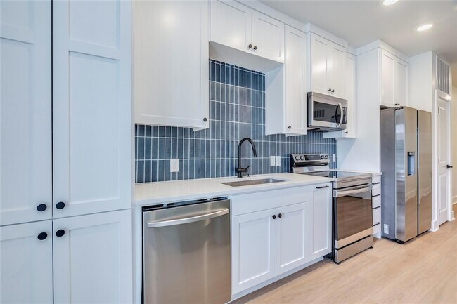 Building Photo - 3000 Duval St