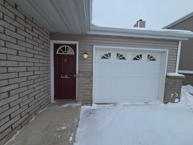 Building Photo - Discover your dream Townhome in Manitowoc!