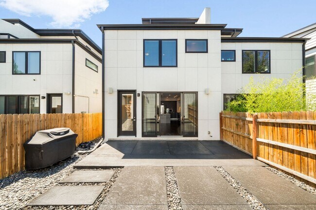 Building Photo - 3BD, 4BA Sunnyside Home With Office and Rooftop Deck