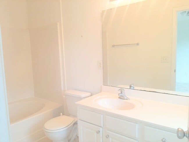 Building Photo - Spacious 3 Bedroom Townhome in South Durham