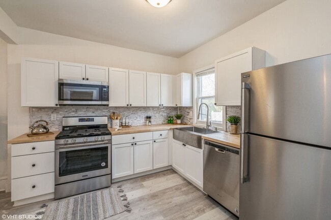 Building Photo - 3 Bedroom Large House for Rent