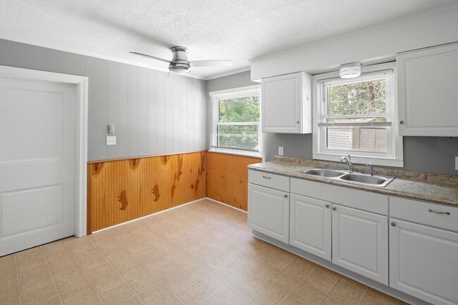 Building Photo - Lovely Two-Story West Asheville Apartment