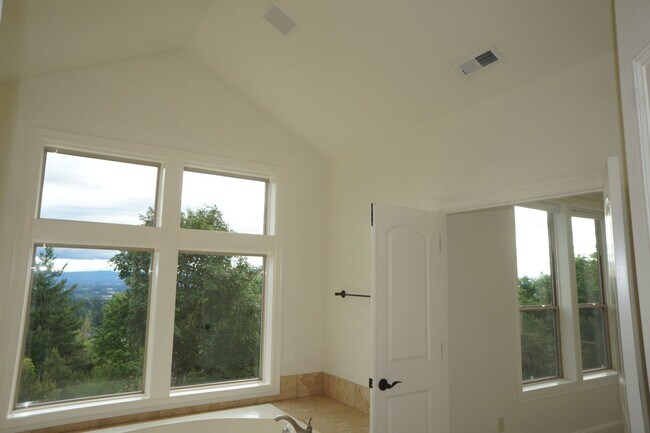 Building Photo - Exquisite NW Portland 4 bedroom with panoramic views
