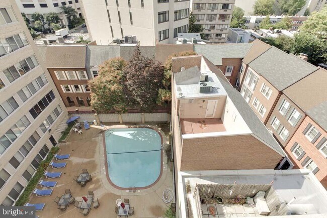 Building Photo - 922 24th St NW