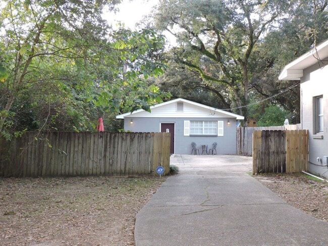 Building Photo - Convenient location!