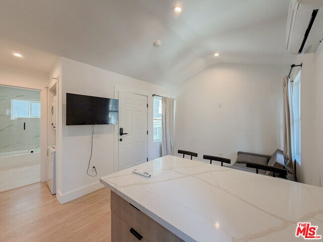 Building Photo - 6138 Carlos Ave