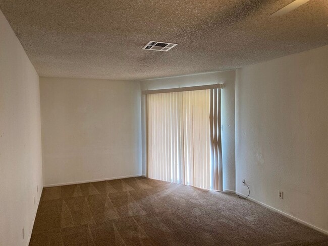 Building Photo - Single story 2 bedroom home.