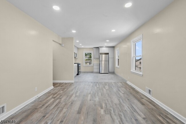 Building Photo - 145 6th St