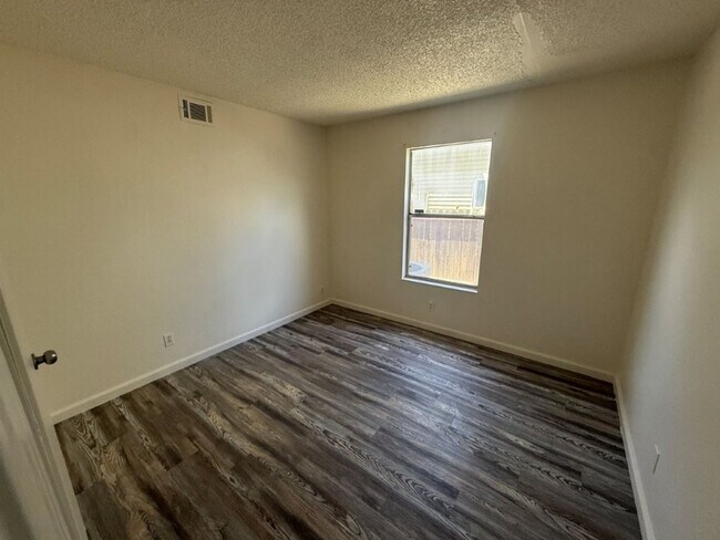 Building Photo - Rare Remodeled 5 Bedroom 2.5 Bath Tri Level in Vacaville