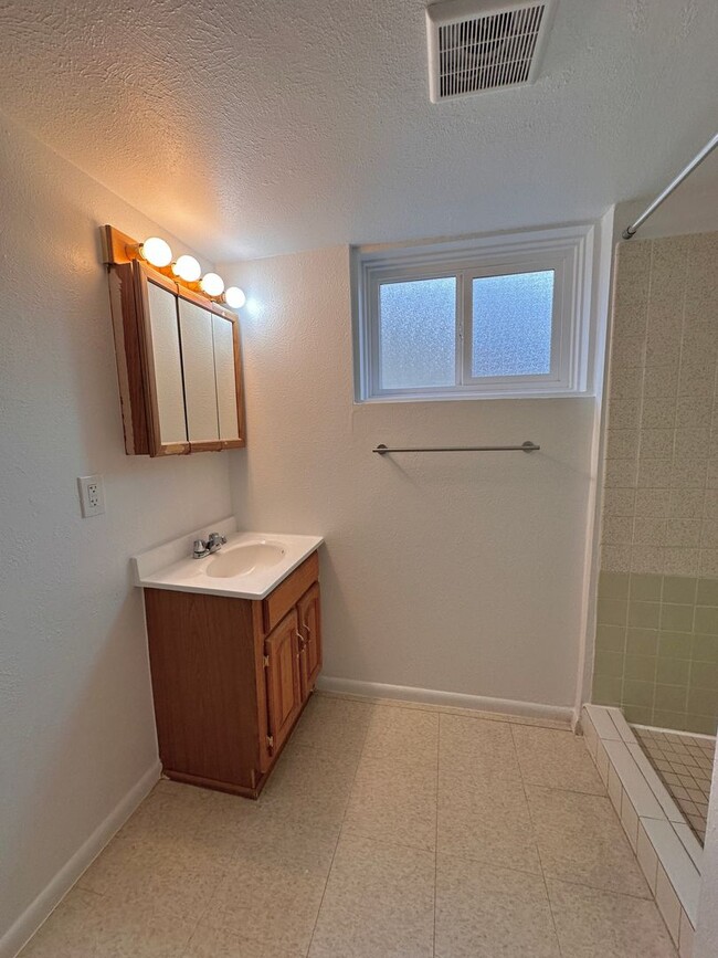 Building Photo - Gorgeous & Remodeled-4 Bedroom-Green Mount...