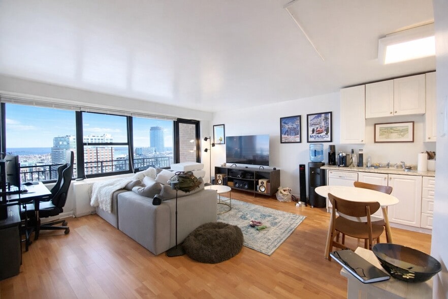 Building Photo - 135 Montgomery St