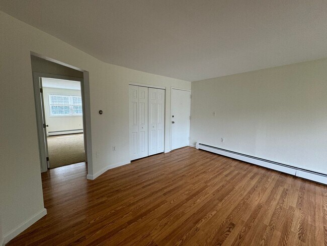 Building Photo - Bright and Spacious Corner Unit in North A...