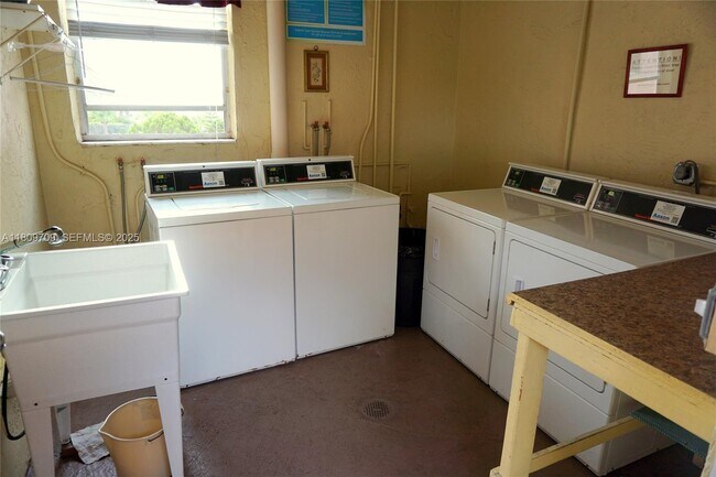 Building Photo - 2861 Somerset Dr