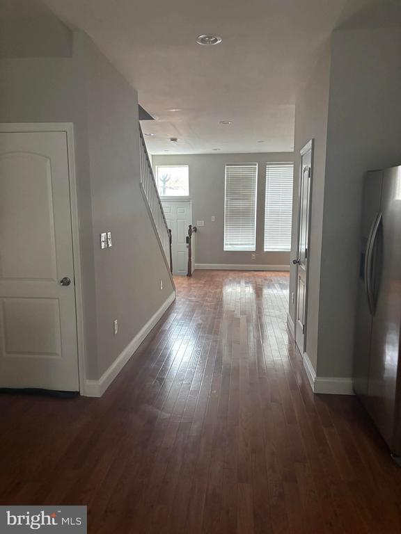 Building Photo - 411 Robert St