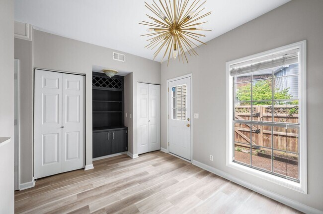 Building Photo - Awesome updated 2BR/1.5BA townhome in Bell...