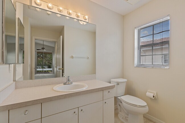 Building Photo - 4240 Central Sarasota Pky