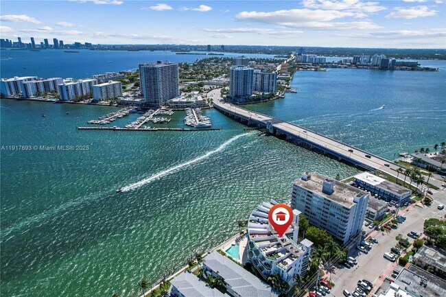 Building Photo - 2000 Bay Dr