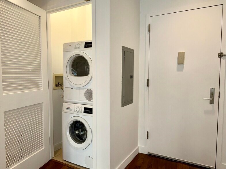 Building Photo - 25 Hudson St