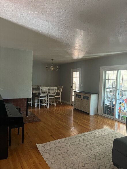 Dining Room - 8440 Darby Ave