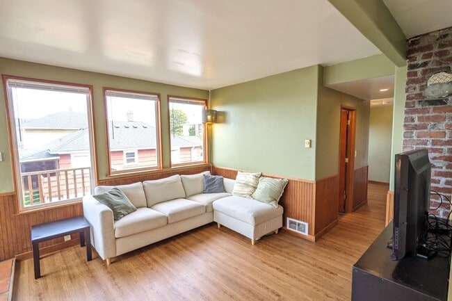 Building Photo - 3022 Federal Ave