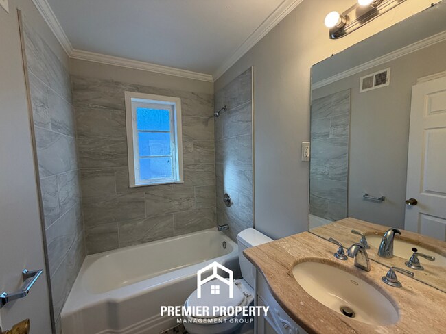 Building Photo - Charming 4BR Home in East Memphis w/ Hardwood Floors & Fenced Backyard