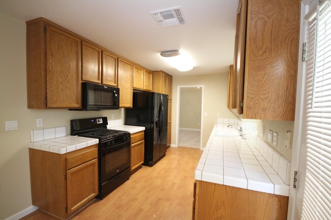 Building Photo - 4BR/2.5 BA / 1914 SF | New Carpet | Tenant...