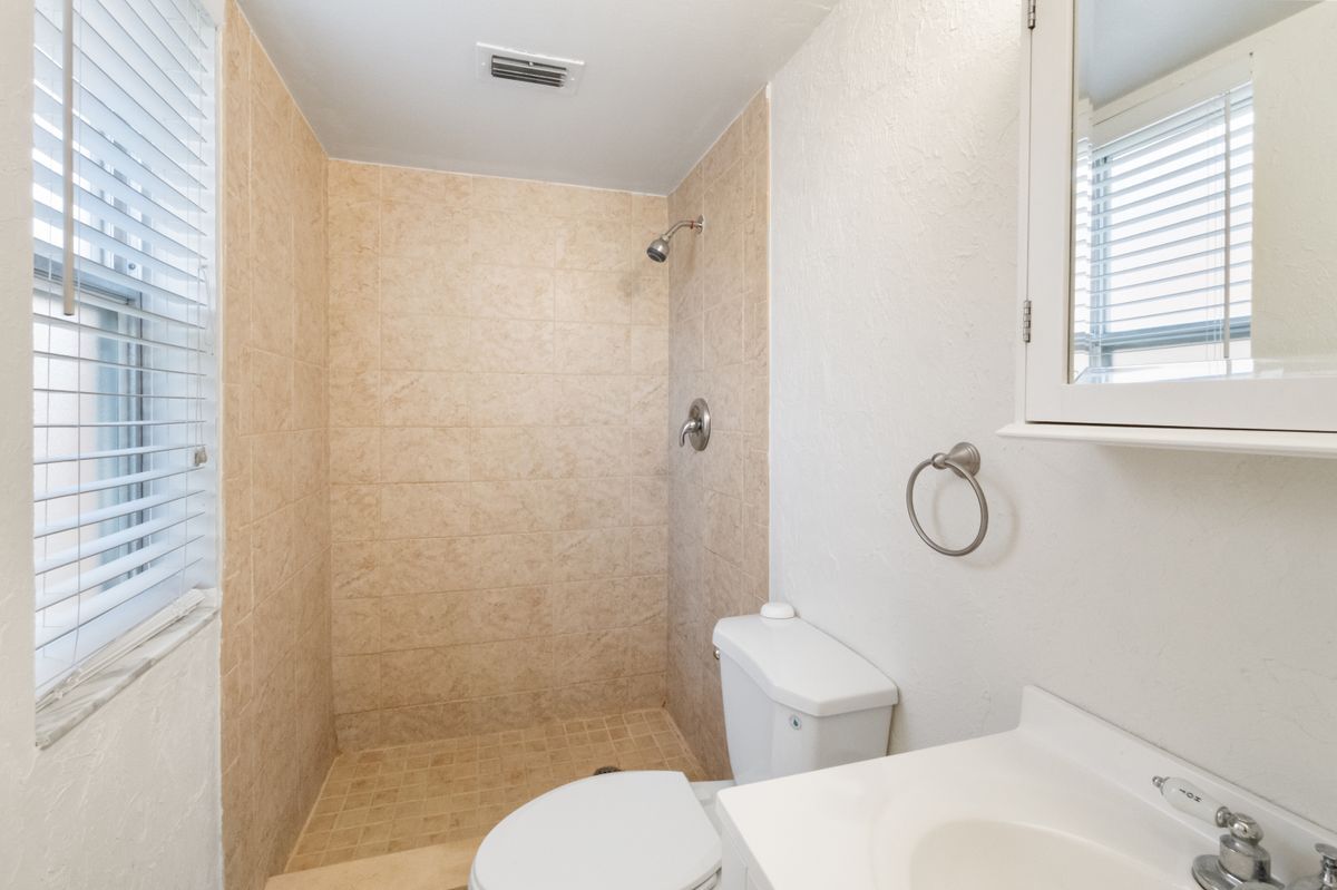 Building Photo - 12630 Kenwood Ln