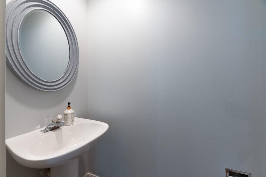 Building Photo - 340 Jacaranda Dr