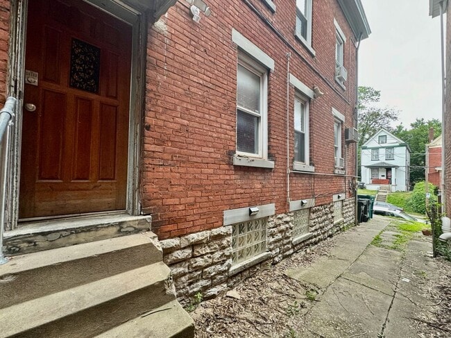 Building Photo - 5 bed/2 bath Mins. from UC Campus for Only...