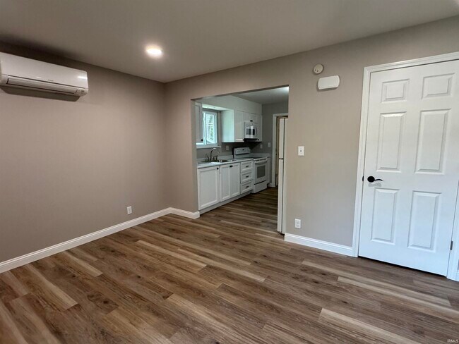 Building Photo - 423 N Cypress St