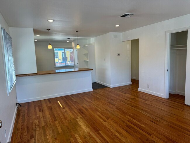 Building Photo - 326 Stewart St