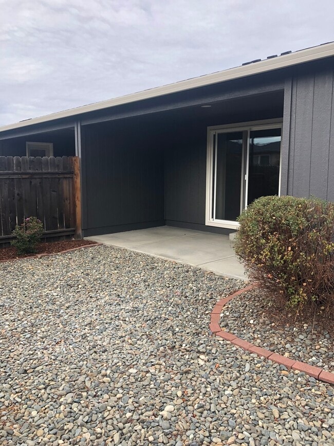 Building Photo - R1210 SW Sun Glo Dr