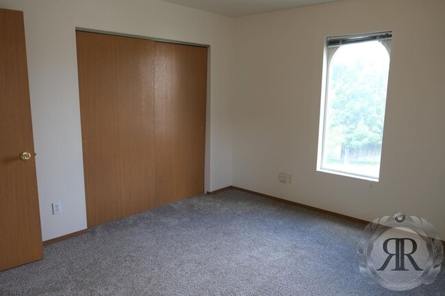 Building Photo - 2 Bedroom, 1 1/2 Bath Townhouse - Move In Ready!