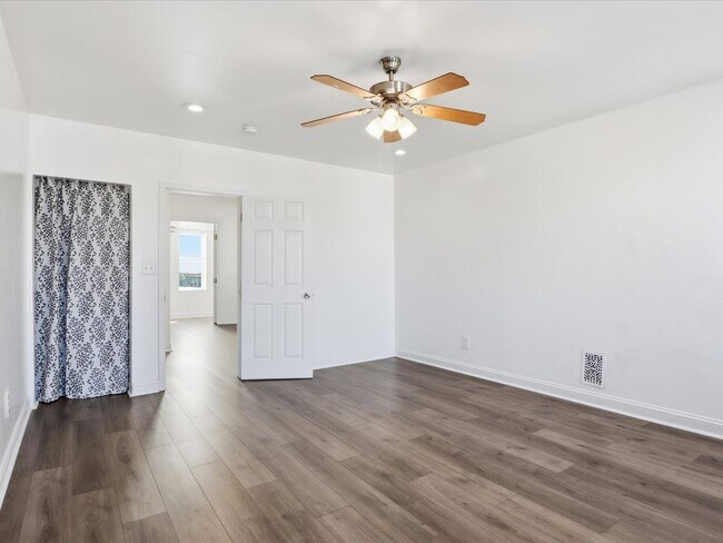 Building Photo - Charming Spacious Baltimore Rowhome