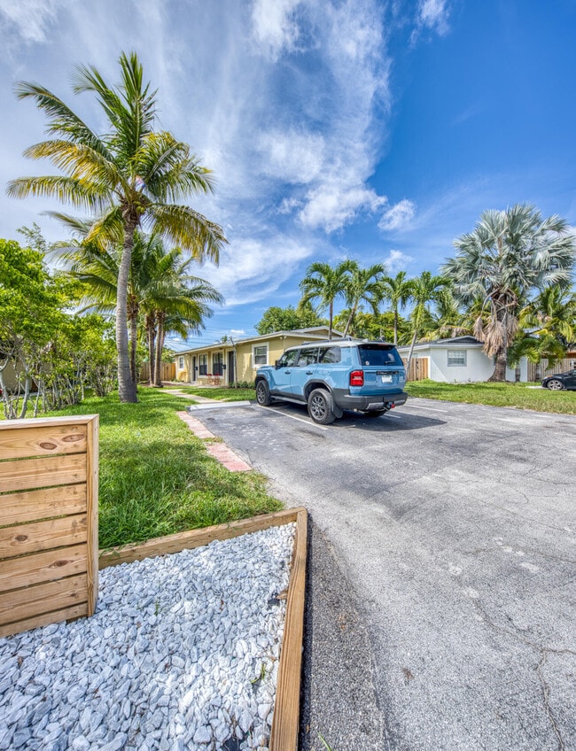 Building Photo - 241 NE 40th Ct