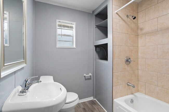 Building Photo - 3/2 NEWLY  ****MOVE IN READY**** Apply Tod...