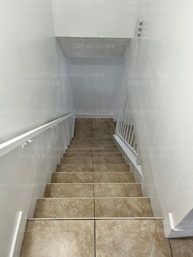 Building Photo - 2-bedroom/ 1.5- bathroom townhome. *Move I...