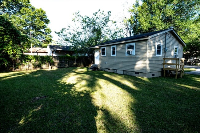 Building Photo - 1205 Kinston St