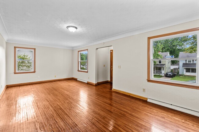 Building Photo - 2024 Southmoor Dr