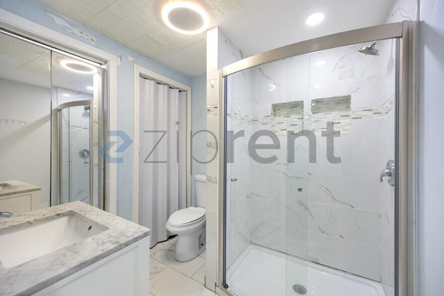 Building Photo - Unit A