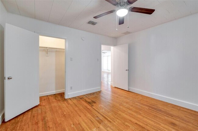 Building Photo - 511 Sloan St