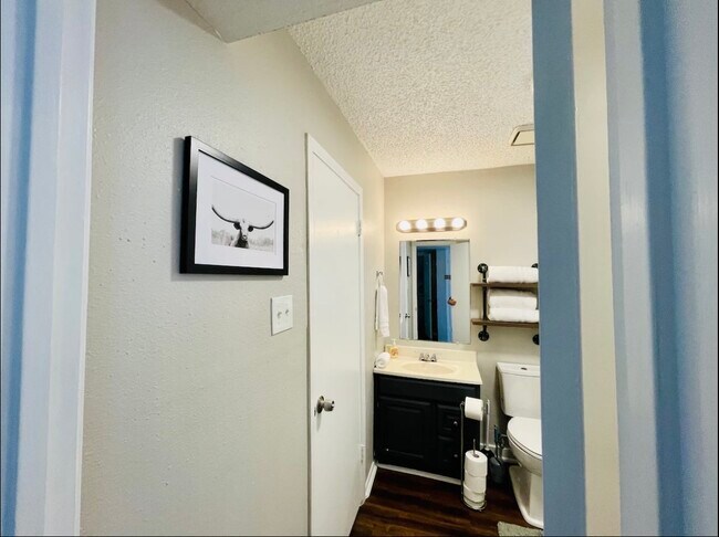 Building Photo - 336 Victor St