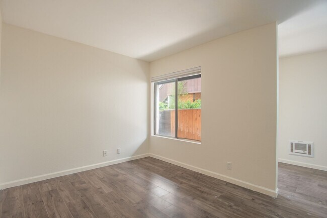 Building Photo - 1 Bedroom 1 Bathroom Townhouse Available For Rent In Mission Valley!